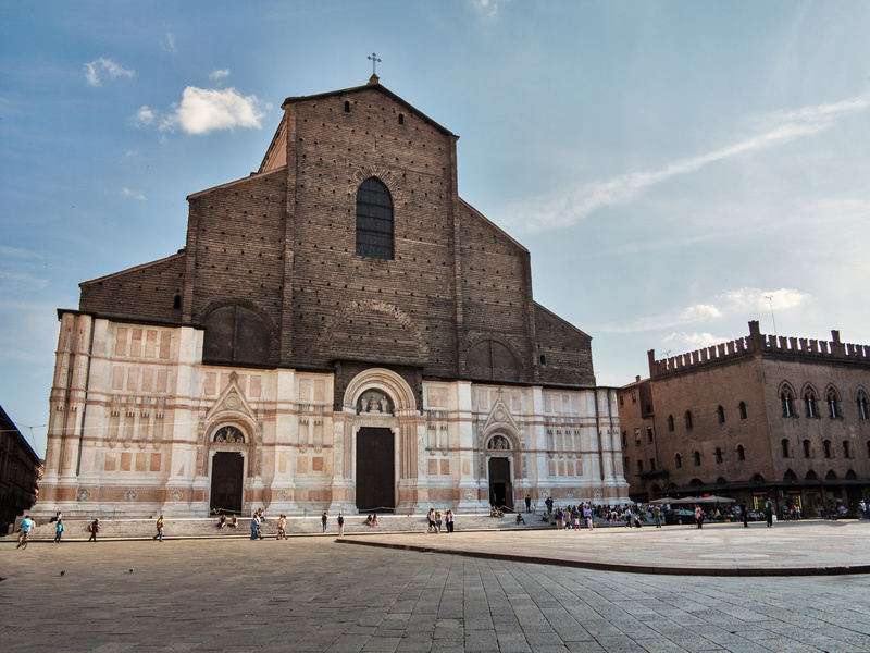 La chiesa “incompiuta” più grande del mondo: la Basilica di San Petronio in piazza Maggiore a Bologna